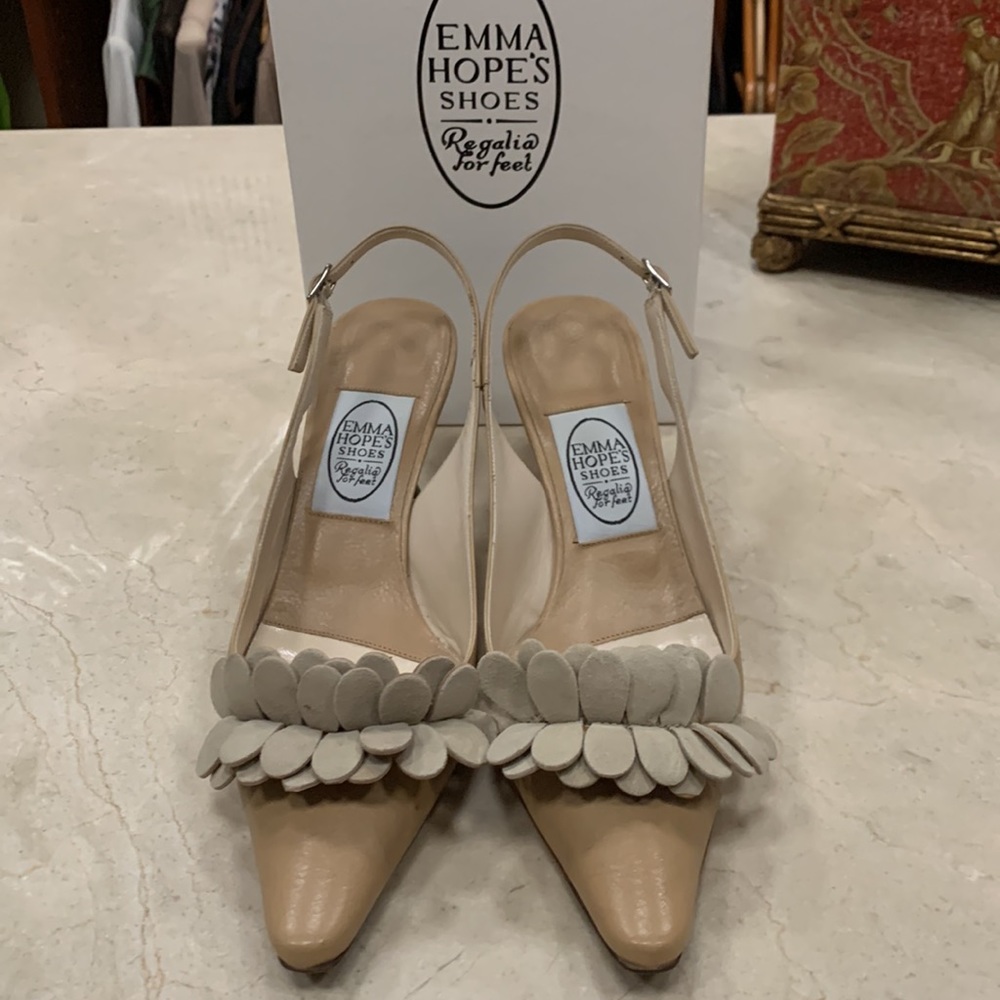 LIKE NEW EMMA HOPE REGALIA FOR FEET CAMEL LEATHER SLINGBACKS ROWS OF PETALS 8.5